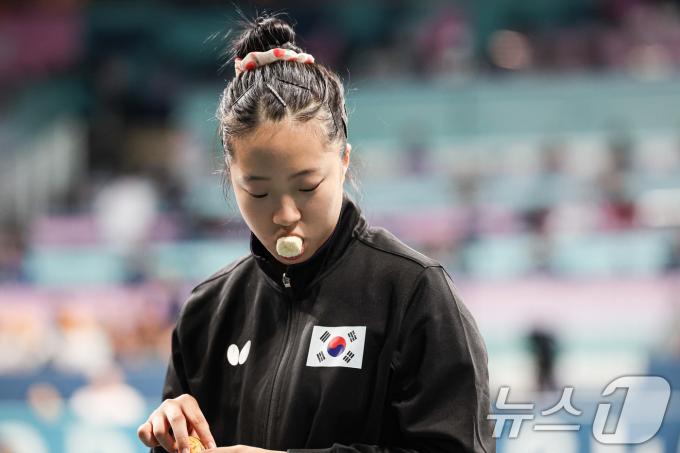 [사진] 바나나 먹는 신유빈