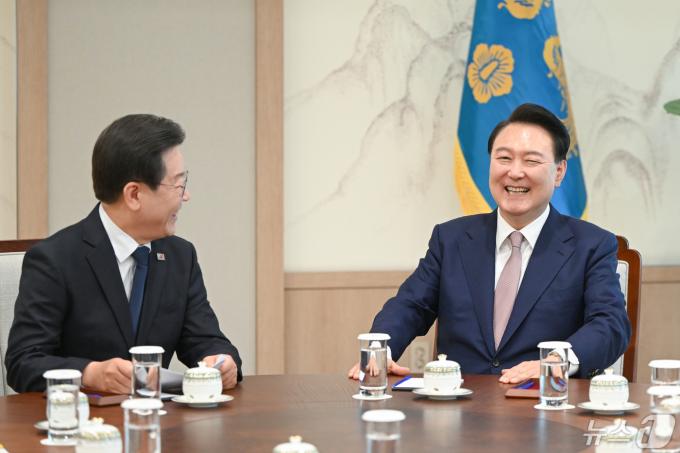 윤석열 대통령과 이재명 더불어민주당 대표가 29일 용산 대통령실 청사에서 열린 첫 영수회담에서 환한 표정으로 대화를 나누고 있다. (대통령실 제공) 2024.4.29/뉴스1 ⓒ News1 오대일 기자