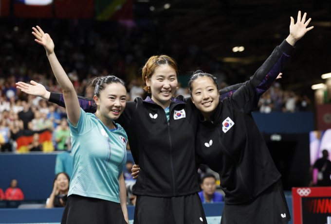 한국 여자 탁구 대표팀이 2024 파리올림픽 단체전 동메달결정전에서 독일을 꺾고 동메달을 획득했다. 사진은 승리가 확정된 이후 포즈를 취한 전지희(왼쪽부터), 이은혜, 신유빈. /사진=뉴시스 