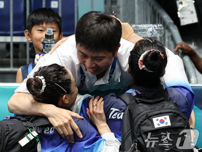 [사진] 유승민 IOC 선수위원 축하 받는 전지희·신윱;ㄴ