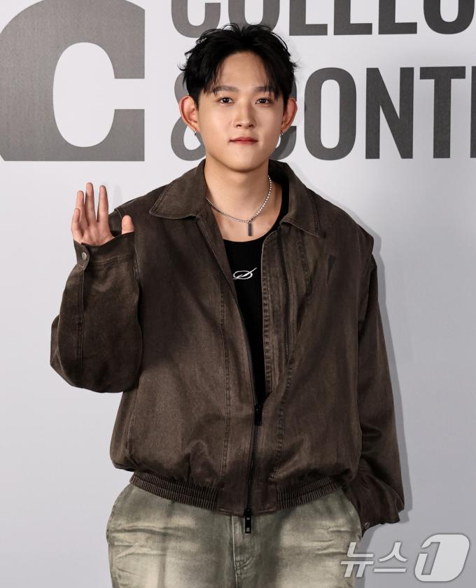 [사진] 포즈 취하는 최환희