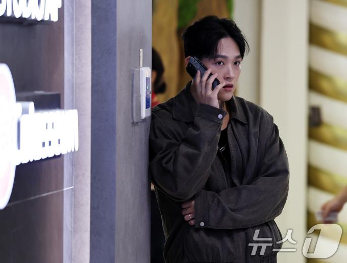 [사진] 통화하는 최환희