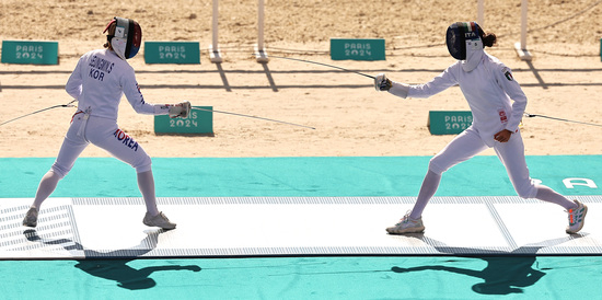 성승민이 10일(이하 한국시각) 프랑스 베르사유 궁전에서 열린 2024 파리올림픽 여자 근대5종에서 결승에 진출했다. 사진은 성승민(왼쪽)이 펜싱 경기를 치르는 모습. /사진=로이터