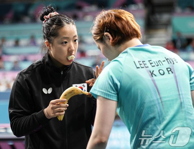 대한민국 탁구 대표팀 이은혜가 10일(한국시간) 프랑스 파리 사우스 파리 아레나4에서 열린 '2024 파리올림픽' 탁구 여자 단체 동메달 결정전 독일의 아네트 카우프만과의 경기에서 신유빈의 조언을 듣고 있다. 2024.8.10/뉴스1 ⓒ News1 이동해 기자