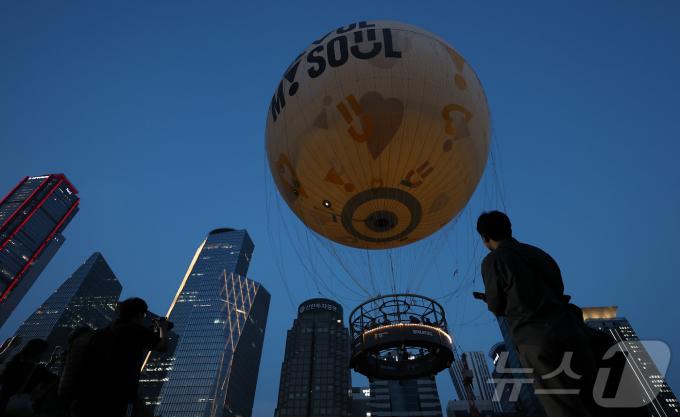 [사진] 여의도에 떠오른 '서울달'