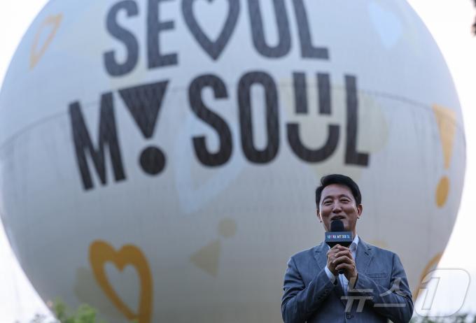 [사진] 오세훈 시장, '서울달' 개장식 환영사