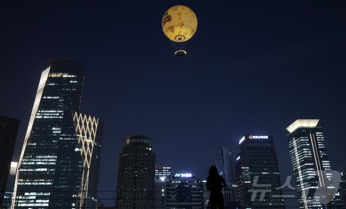 [사진] 여의도 고층빌딩 위 떠오른 '서울달'
