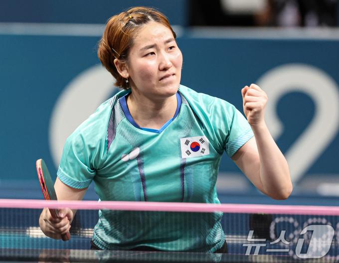 대한민국 탁구 대표팀 이은혜가 10일(한국시간) 프랑스 파리 사우스 파리 아레나4에서 열린 '2024 파리올림픽' 탁구 여자 단체 동메달 결정전 독일의 아네트 카우프만과의 경기에서 득점한 후 기뻐하고 있다. 2024.8.10/뉴스1 ⓒ News1 이동해 기자