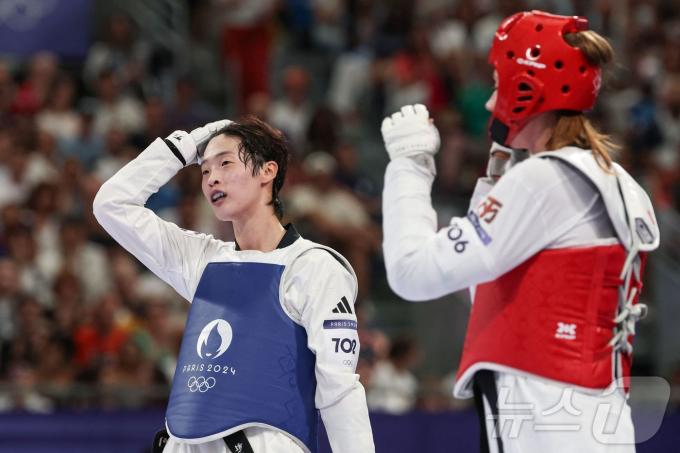 이다빈(왼쪽)이 11일 오전(한국시간) 프랑스 파리의 그랑팔레에서 열린 2024 파리 올림픽 태권도 여자 67㎏ 이상급 4강전에서 스베틀라나 오시포바에 패한 뒤 아쉬워하고 있다. ⓒ AFP=뉴스1