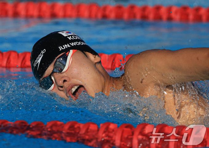 대한민국 근대5종 대표팀 전웅태가 11일(한국시간) 프랑스 파리 베르사유 궁전에서 진행된 2024 파리올림픽 근대5종 남자 결승에서 수영 200m 자유형 경기를 펼치고 있다. 2024.8.11/뉴스1 ⓒ News1 박정호 기자