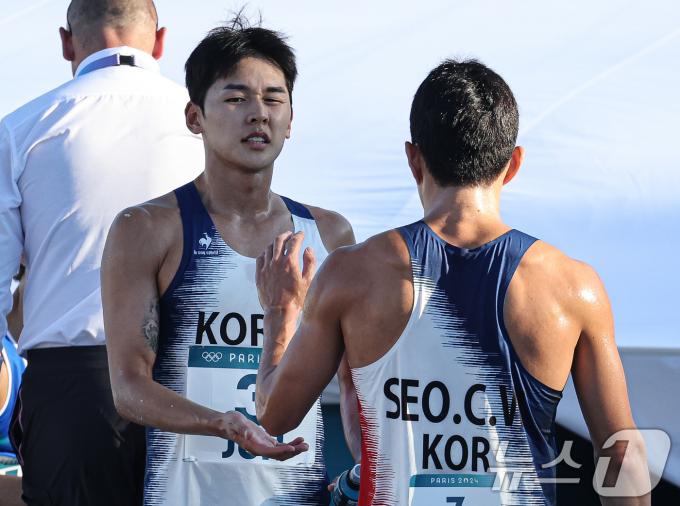 대한민국 근대5종 대표팀 전웅태, 서창완이 11일(한국시간) 프랑스 파리 베르사유 궁전에서 진행된 2024 파리올림픽 근대5종 남자 결승에서 레이저런 경기를 마친 후 서로 격려하고 있다. (공동취재) 2024.8.11/뉴스1