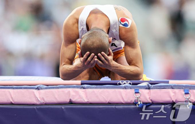 [사진] 2.31m 3차시기 실패에 아쉬워하는 우상혁