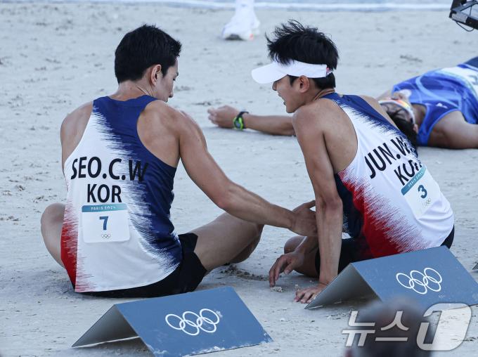 대한민국 근대5종 대표팀 전웅태, 서창완이 11일(한국시간) 프랑스 파리 베르사유 궁전에서 진행된 2024 파리올림픽 근대5종 남자 결승에서 레이저런 경기를 마친 후 서로 격려하고 있다. (공동취재) 2024.8.11/뉴스1 ⓒ News1 박정호 기자