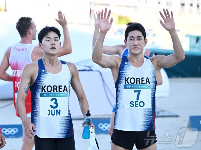[사진] 응원단에 인사하는 전웅태와 서창완