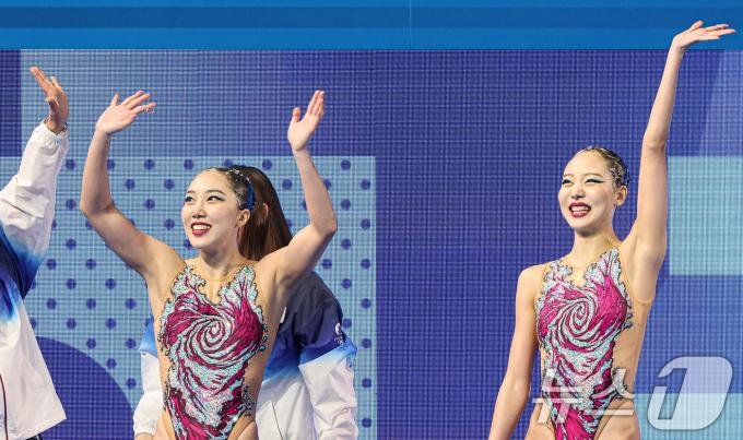대한민국 이리영과 허윤서가 10일(한국시간) 프랑스 파리 아쿠아틱 센터에서 진행된 2024 파리올림픽 아티스틱스위밍 듀엣 예선을 마친 후 인사하고 있다. 2024.8.10/뉴스1 ⓒ News1 이동해 기자