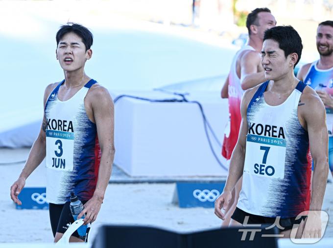 [사진] 경기장 나서는 전웅태·서창완
