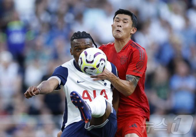 바이에른 뮌헨의 김민재(오른쪽) ⓒ 로이터=뉴스1