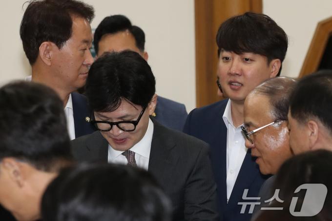 국민의힘 당 대표 출마를 선언한 한동훈 전 비대위원장과 이준석 개혁신당 의원이지난 6월 24일 오전 서울 여의도 국회 의원회관에서 열린 대한민국 미래혁신포럼 창립총회 및 기념 특강에 참석하고 있다. 2024.6.24/뉴스1 ⓒ News1 이광호 기자
