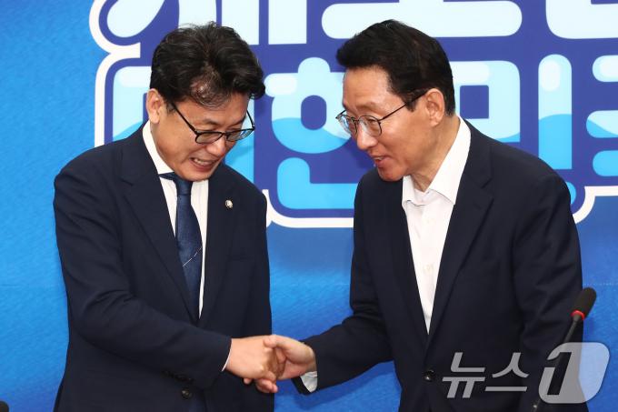 김상훈 국민의힘 정책위의장(오른쪽)과 진성준 더불어민주당 정책위의장이 7일 오전 서울 여의도 국회에서 만나 악수하고 있다. 2024.8.7/뉴스1 ⓒ News1 이광호 기자