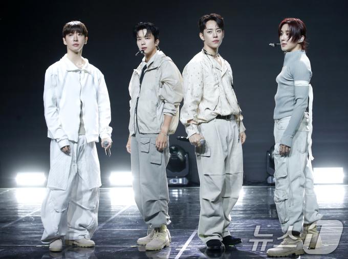 B.A.P 출신 방용국&정대현&유영재&문종업이 8일 강남구 일지아트홀에서 첫 EP 앨범 'CURTAIN CALL' 쇼케이스에서 ‘Gone’을 열창하고 있다. 2024.8.8/뉴스1 ⓒ News1 권현진 기자