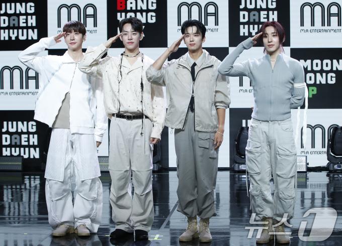 B.A.P 출신 방용국&정대현&유영재&문종업이 8일 강남구 일지아트홀에서 첫 EP 앨범 'CURTAIN CALL' 쇼케이스에서 포즈를 취하고 있다. 2024.8.8/뉴스1 ⓒ News1 권현진 기자
