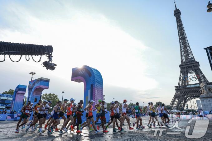 1일 오후(한국시간) 프랑스 파리 에펠탑 앞 트로카데로에서 진행된 2024 파리올림픽 남자 경보 20km 결승에 출전한 세계 각국의 선수들이 힘차게 달리고 있다. 2024.8.1/뉴스1