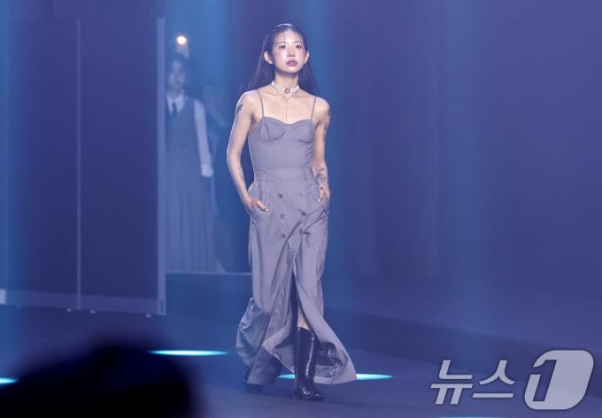 배우 고(故) 최진실 씨의 딸이자 인플루언서로 활동중인 최준희 씨가 10일 오후 서울 송파구 비타500아프리카콜로세움에서 열린 '뉴뉴컬렉션&콘테스트'에서 런웨이를 걷고 있다. 2024.8.10/뉴스1 ⓒ News1 구윤성 기자