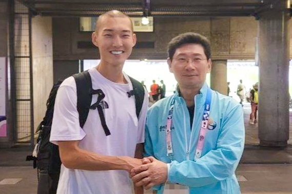 이상일 용인특례시장(오른쪽)은 지난 10일(현지시각) 오후 파리 올림픽 결승경기를 마친 우상혁 선수를 만나 격려했다. /사진=용인특레시 제공