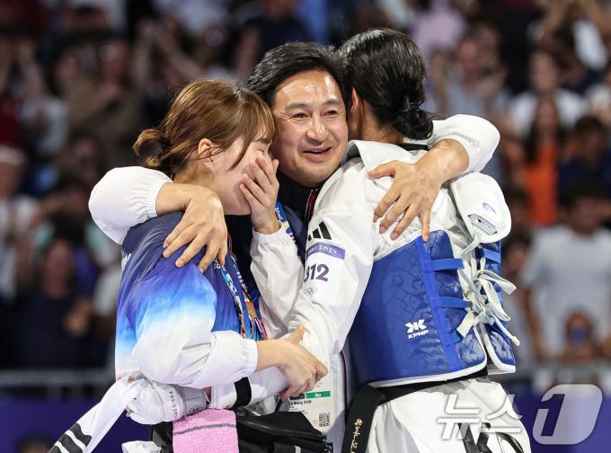 대한민국 태권도 국가대표팀 김유진 선수가 9일(한국시간) 프랑스 파리 그랑 팔레에서 진행된 2024 파리올림픽 태권도 여자 57kg급 결승 경기 이란의 나히드 키야니찬데 선수와의 경기에서 금메달을 확정지은 후 기뻐하고 있다. 2024.8.9/뉴스1 ⓒ News1 이동해 기자