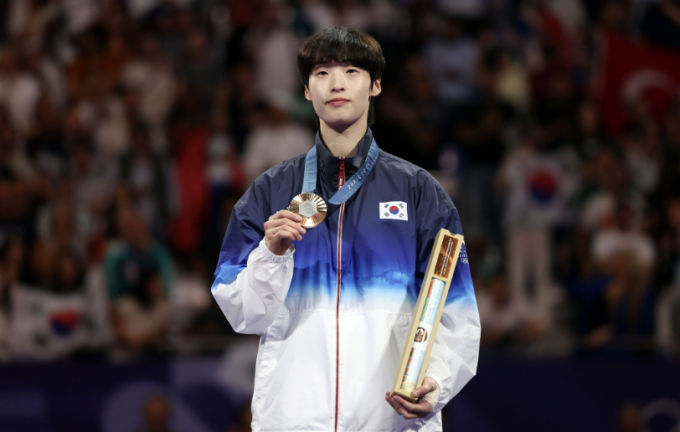 이다빈이 지난 10일(현지시각) 프랑스 파리 그랑 팔레에서 열린 2024 파리 올림픽 태권도 여자 67kg 초과급 시상식에서 동메달을 목에 걸고 기념촬영을 하고 있다. /사진=뉴시스