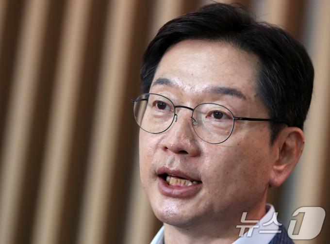 김경수 전 경남도지사가 14일 오전 인천국제공항 2터미널에서 런던으로 출국하기에 앞서 취재진과 인터뷰를 하고 있다. 2024.6.14/뉴스1 ⓒ News1 오대일 기자