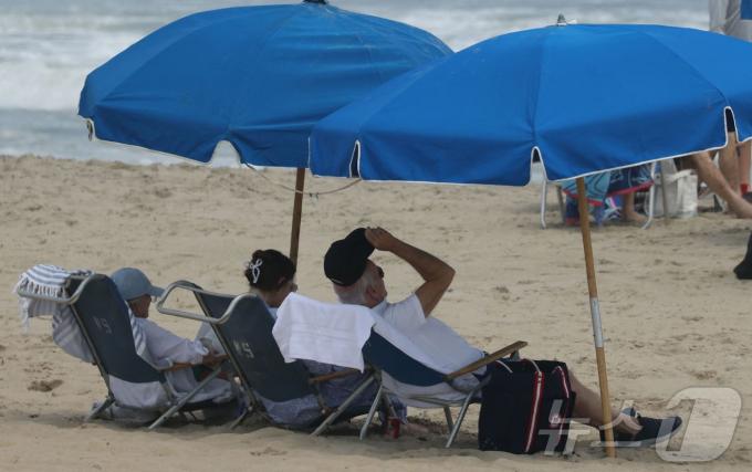 [사진] 레호보스 비치 해변서 휴식하는 바이든 대통령