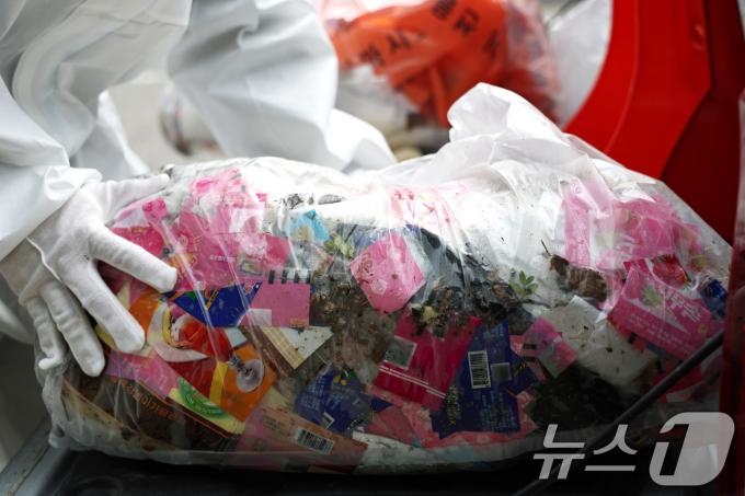 지난달 24일 국회에 떨어진 북한의 대남 쓰레기 풍선. 2024.7.24/뉴스1 ⓒ News1 구윤성 기자