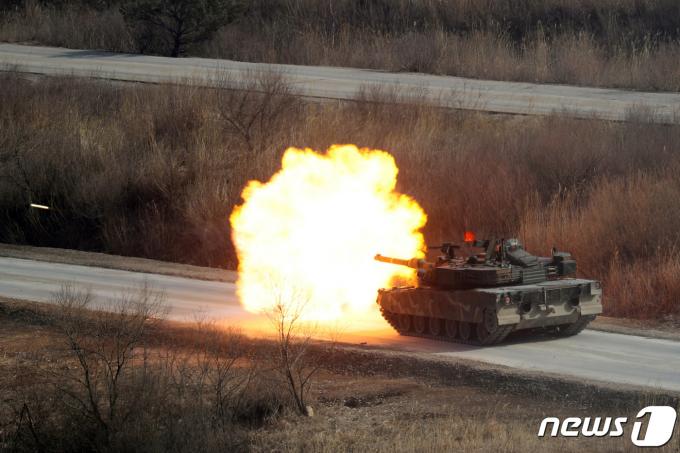 14일 오전 경기 포천시 승진훈련장에서 '2024 FS/TIGER' 일환으로 열린 한미 연합 통합화력훈련에서 육군 수도기계화보병사단의 K1A2전차가 사격하고 있다. 2024.3.14/뉴스1 ⓒ News1 사진공동취재단