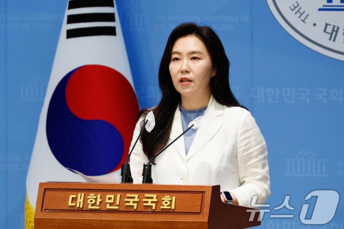 [사진] 브리핑하는 강유정 원내대변인