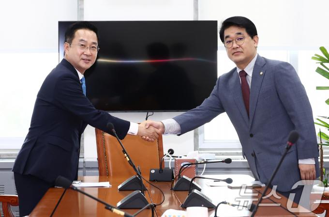 배준영 국민의힘 원내수석부대표(오른쪽)와 박성준 더불어민주당 원내수석부대표가 지난 8일 오전 서울 여의도 국회에서 민생법안 처리를 위한 협의체 운영방식을 위한 회동을 하고 있다. /뉴스1 ⓒ News1 김민지 기자