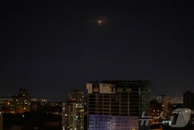 우크라이나 키이우 도시 상공에서 5일(현지시간) 러시아의 드론 공격으로 인한 폭발이 목격됐다. 2024.08.05. ⓒ 로이터=뉴스1 ⓒ News1 신은빈 기자