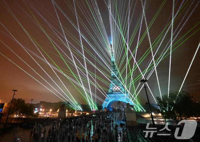 2024파리올림픽 개회식이 열린 27일(한국시간) 프랑스 파리 에펠탑에 화려한 레이저쇼가 펼쳐지고 있다. (공동취재) 2024.7.27/뉴스1 ⓒ News1 이동해 기자