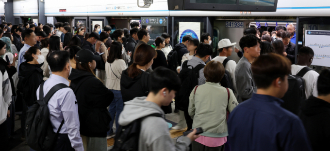  근로기준법 사각지대에 놓인 5인 미만 사업장 노동자들이 심각한 피해를 겪고 있는 것으로 드러났다.서울 지하철 4호선 서울역 승강장이 출근하는 시민들로 붐비고 있다. /사진=뉴스1