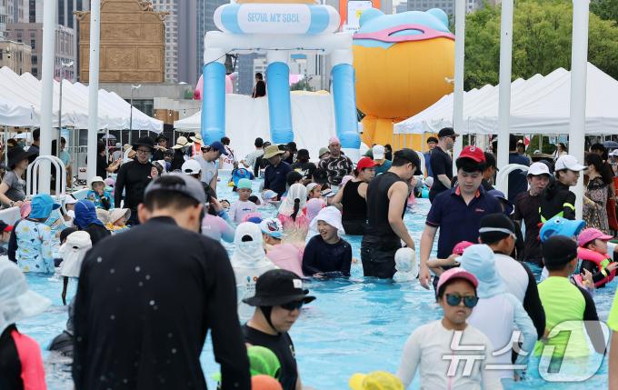 [사진] 썸머비치 물놀이터 인파 '오늘까지예요'