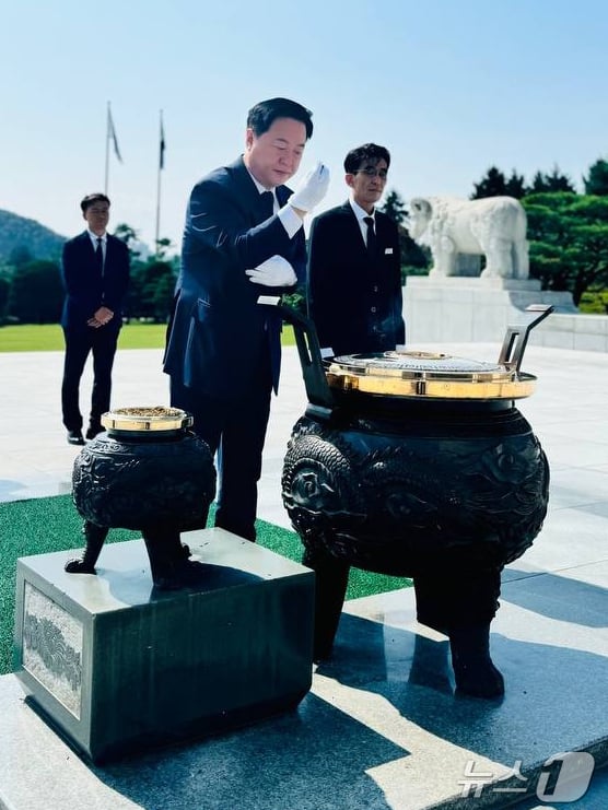 [사진] 분향하는 김두관 후보