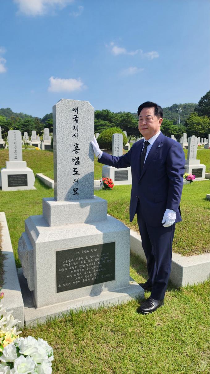 [사진] 홍범도 장군 묘역 찾은 김두관 후보