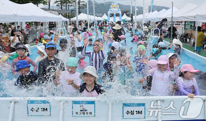 [사진] '더위야 물러가라!'