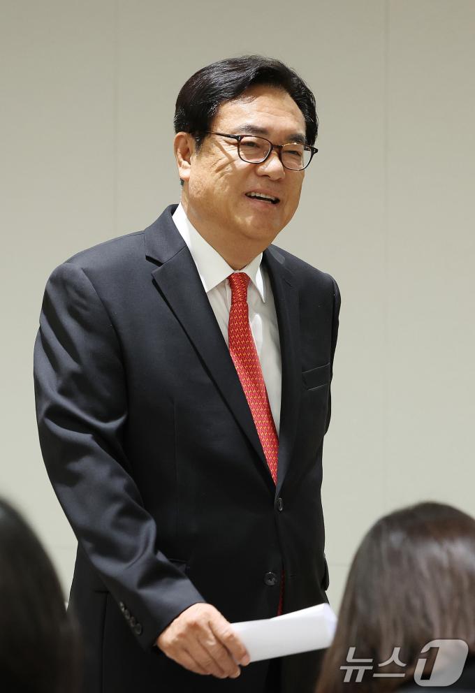 [사진] 발표 마친 정진석 비서실장