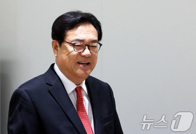 [사진] 브리핑 마친 정진석 비서실장