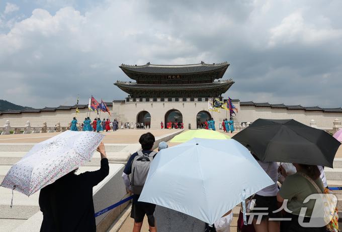 [사진] 양산이 필요한 찜통더위
