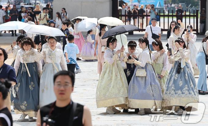 [사진] '뜨거운 햇빛에 양산은 필수'