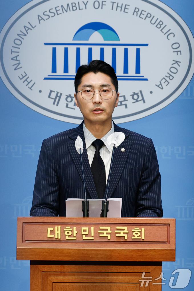 [사진] 브리핑하는 박준태 원내대변인
