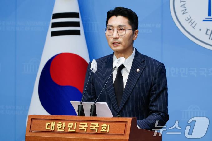 [사진] 브리핑하는 박준태 원내대변인