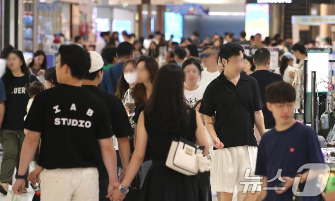 [사진] '막바지 휴가철 북적이는 쇼핑몰'